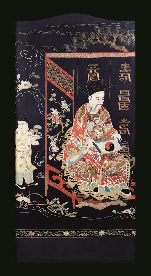Tessuto in seta ricamata con figura di saggio con discepolo su fondo blu, Cina, Dinastia Qing, XIX secolo