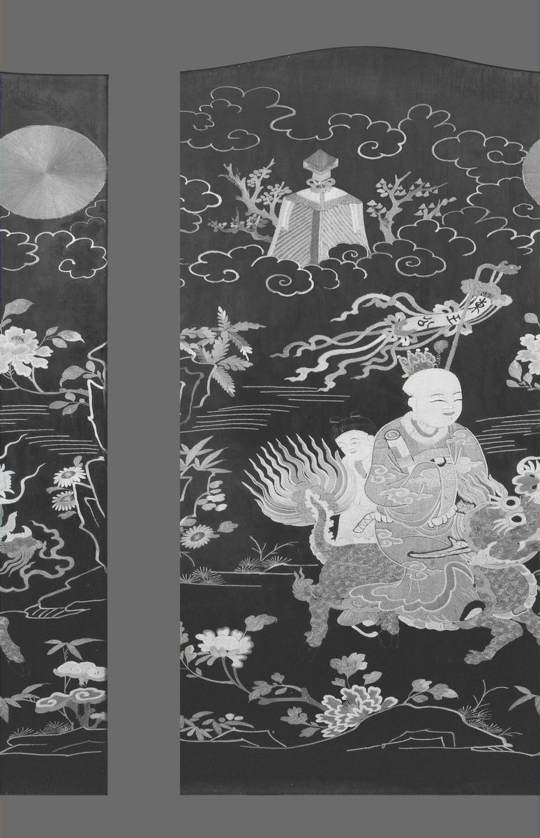 Tessuto in seta ricamata con figura di saggio seduto su drago su fondo blu, Cina, Dinastia Qing, XIX secolo  - Asta Fine Chinese Works of Art - Cambi Casa d'Aste