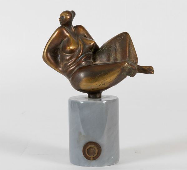 Figura di donna in bronzo su piedistallo circolare