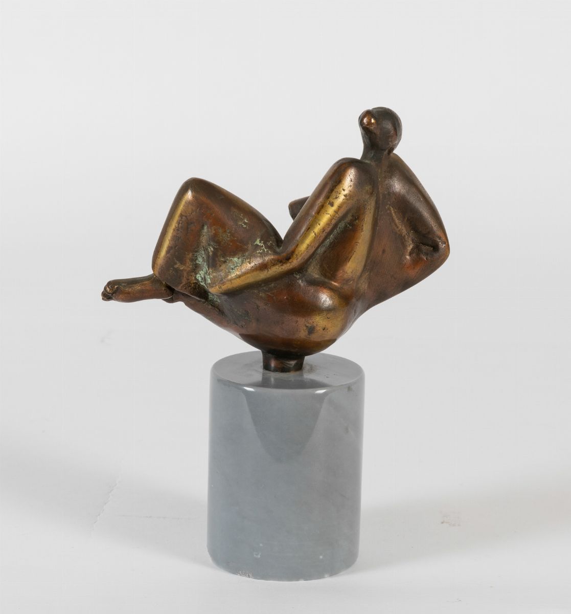 Figura di Donna in Bronzo su Piedistallo Circolare