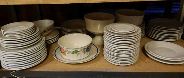Lotto di diversi piatti in ceramica