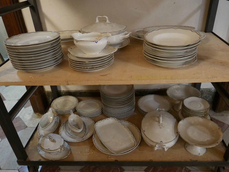 Servizio di piatti diversi in ceramica  - Asta Antiquariato III - Asta a Tempo - Cambi Casa d'Aste
