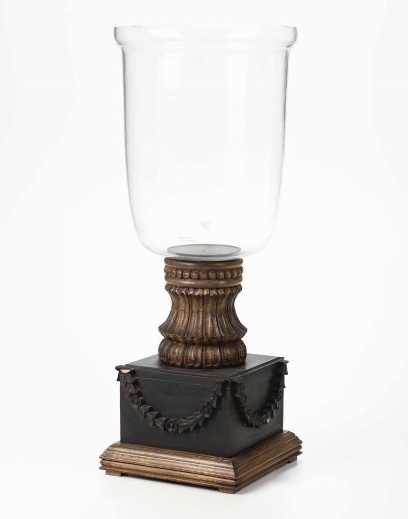 Grande vaso in vetro con base in legno intagliato  - Asta Antiquariato III - Asta a Tempo - Cambi Casa d'Aste