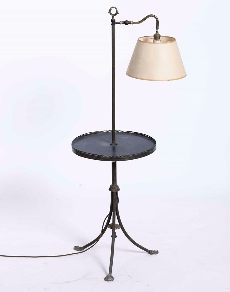 Lampada da terra con tavolino circolare sul fusto  - Auction Antiques II - Timed Auction - Cambi Casa d'Aste