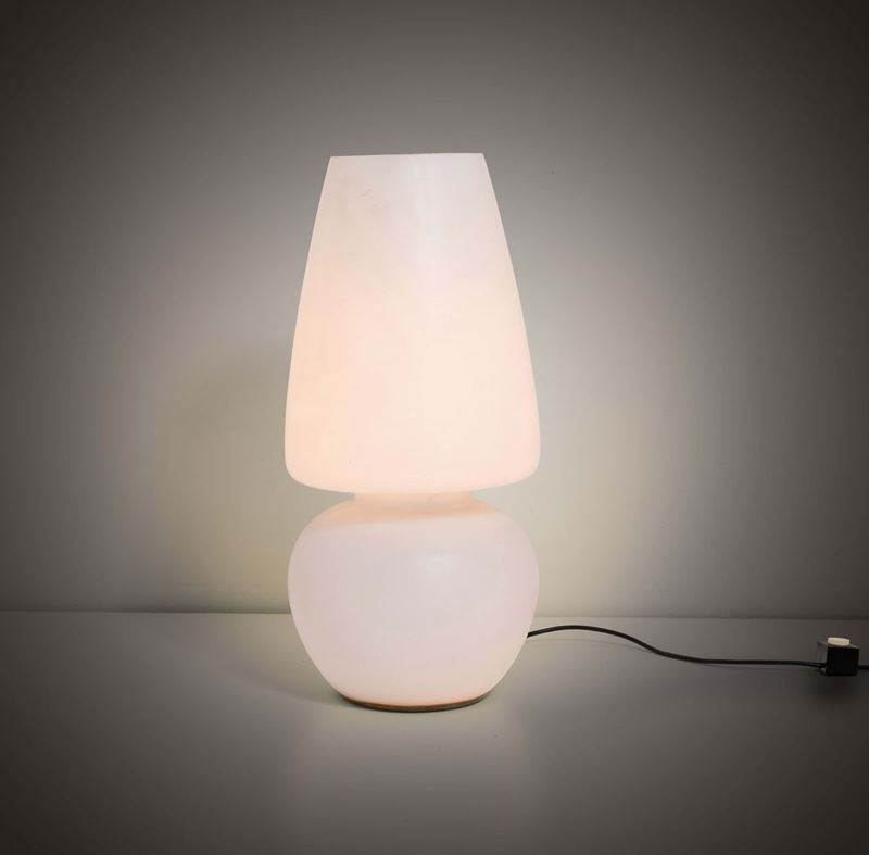 Grande lampada da tavolo con struttura in vetro opalino, sagomato in un unico elemento.  - Asta Design Lab - Cambi Casa d'Aste
