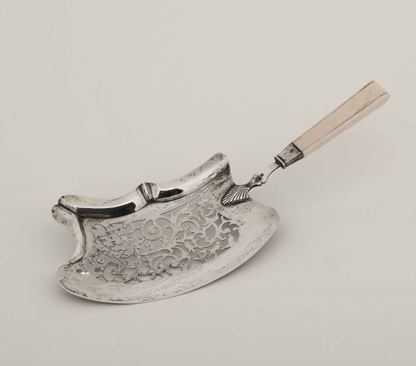 Paletta in argento fuso e traforatocon manico in avorio. Paesi Bassi XIX secolo