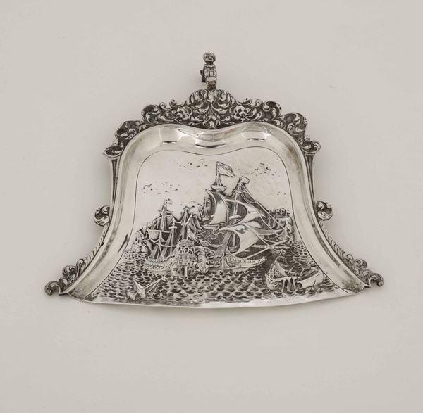 Paletta in argento fuso con decoro di scena di battaglia navale. Paesi Bassi prima metà XX secolo