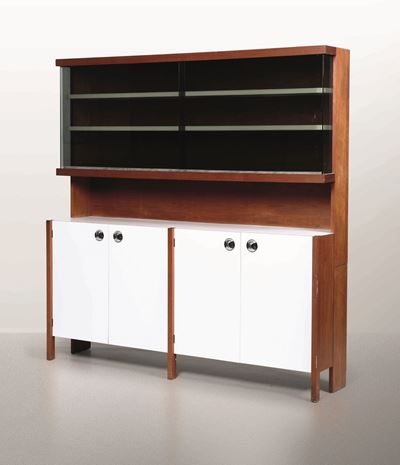 Luigi Rizzo, Credenza con struttura in legno e legno laccato, ante in vetro e dettagli in metallo