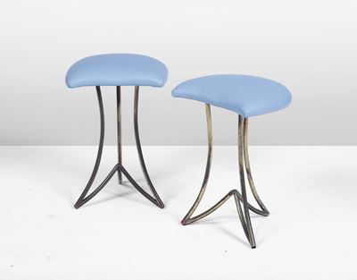 Coppia di Sgabelli con Struttura in Ottone e Rivestimenti in Skai.