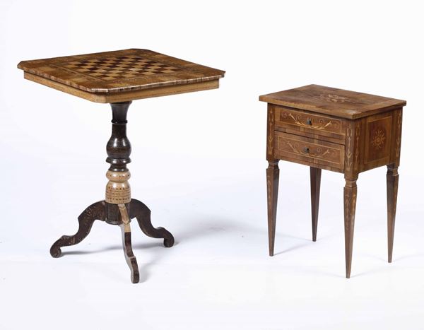 Insieme di tavolino da gioco e comodino in legno intarsiato, XIX-XX secolo