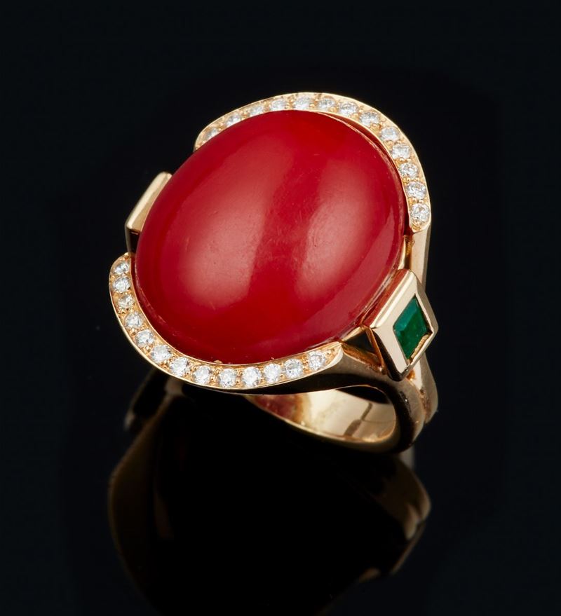 Anello con corallo rosso, diamanti e smeraldi  - Asta Gioielli e Coralli | Asta a Tempo - Cambi Casa d'Aste