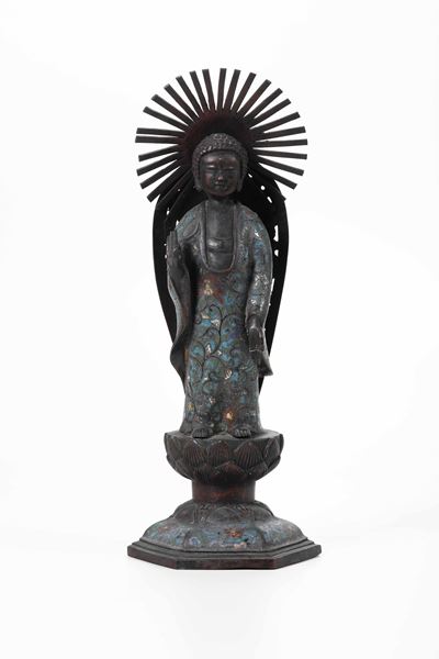 Figura di Buddha Entro Aura Stante su Fiore di Loto a Smalti Cloisonnè, Cina, XX Secolo