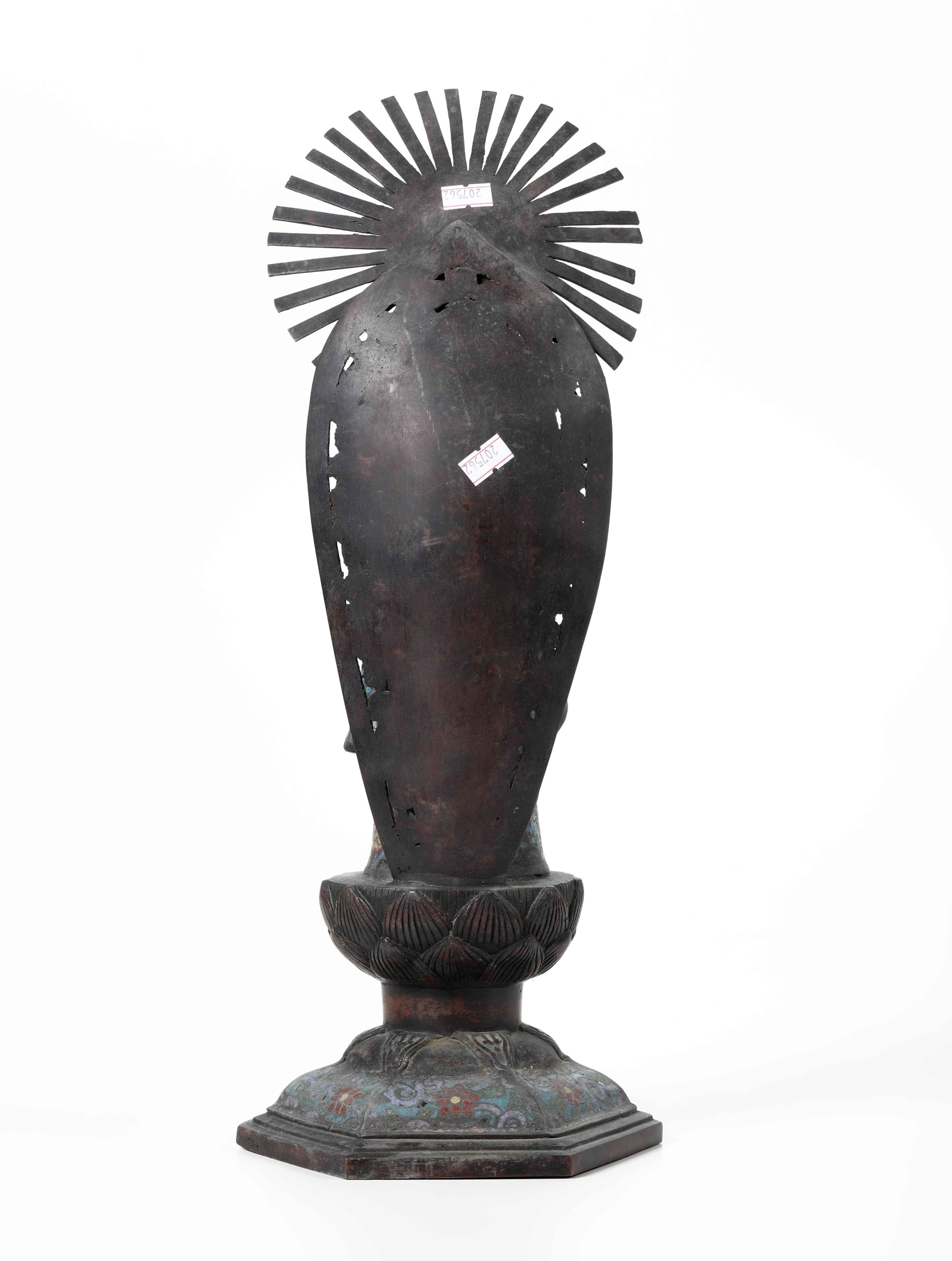 Figura di Buddha Entro Aura Stante su Fiore di Loto a Smalti Cloisonnè, Cina, XX Secolo