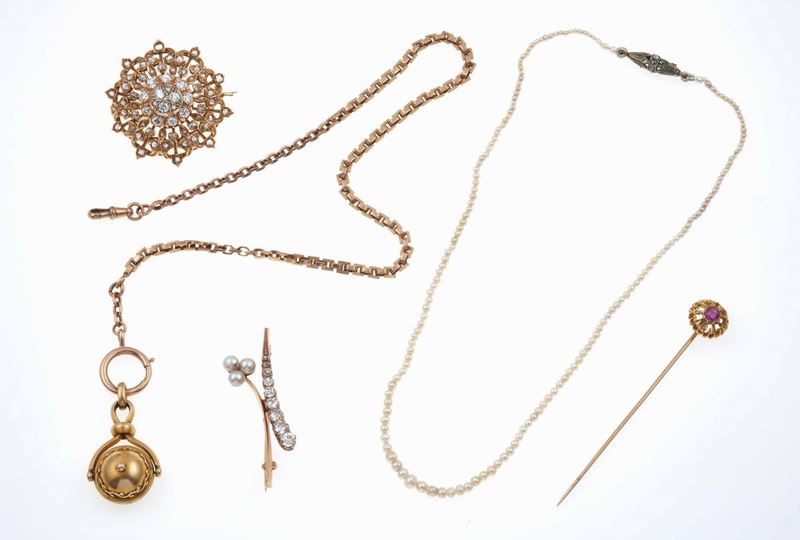 Lotto composto da due spille, una spilla da cravatta, una collana ed una catena da orologio  - Auction Jewels and Corals | Time Auction - Cambi Casa d'Aste