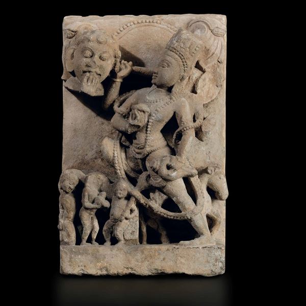 Stele scolpita in pietra con divinità e altri personaggi, India, V-VI secolo