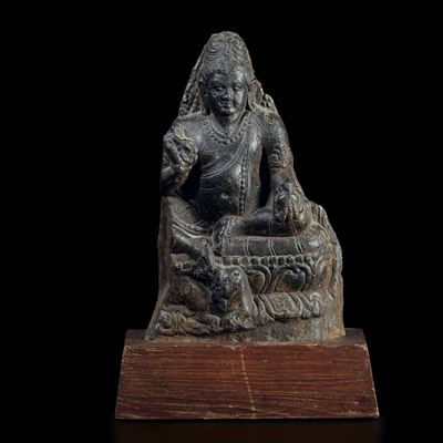 Figura di Sita-jambhala su Doppio Fiore di Loto Scolpita in Basalto, India, VII-VIII Secolo