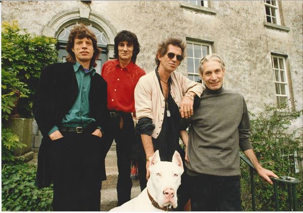 Rolling Stones (Mick Jagger, Ronnie Wood, Keith Richards, Charlie Watts e il cane Coco)
