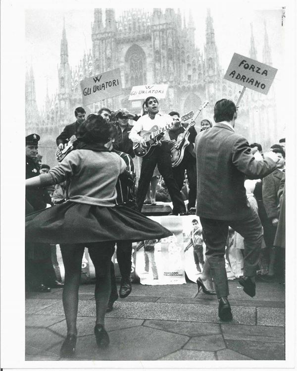 Adriano Celentano in Piazza Duomo, Milano 1959
