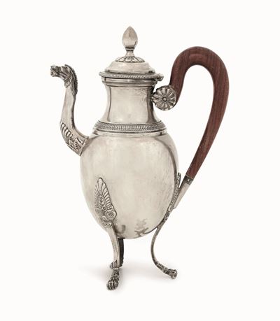 Caffettiera Tripode in Argento Fuso, Sbalzato e Cesellato; Legno. Venezia, XIX Secolo. Marchi di ...