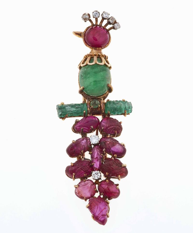 J. Lacloche, Paris - Cannes. Clip/pendente con smeraldi e rubini taglio cabochon e diamanti  - Auction Fine Jewels - Cambi Casa d'Aste