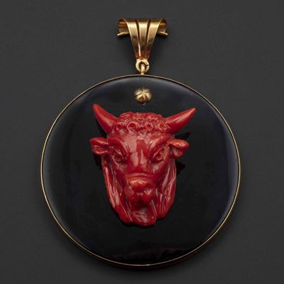 Pendente "toro" in Corallo Inciso