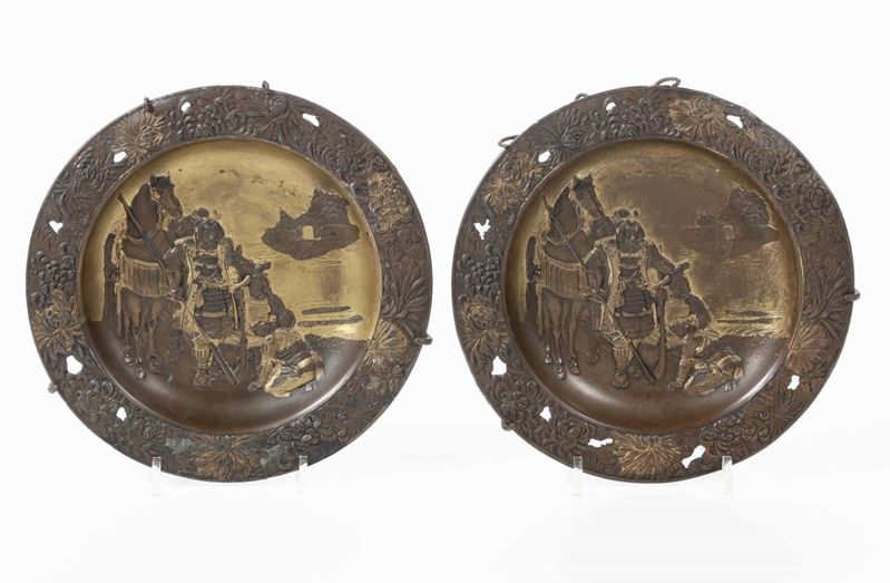 Due piatti in rame sbalzato raffiguranti guerrieri, Giappone, XX secolo  - Auction Antiques II - Timed Auction - Cambi Casa d'Aste
