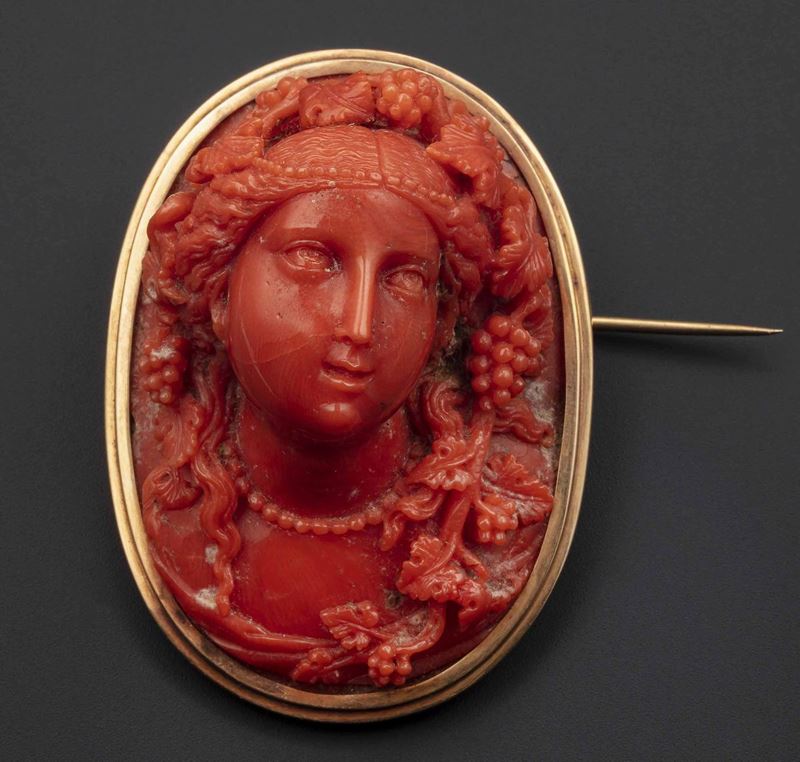 Spilla cammeo in corallo raffigurante un volto femminile  - Auction Fine Jewels - Cambi Casa d'Aste