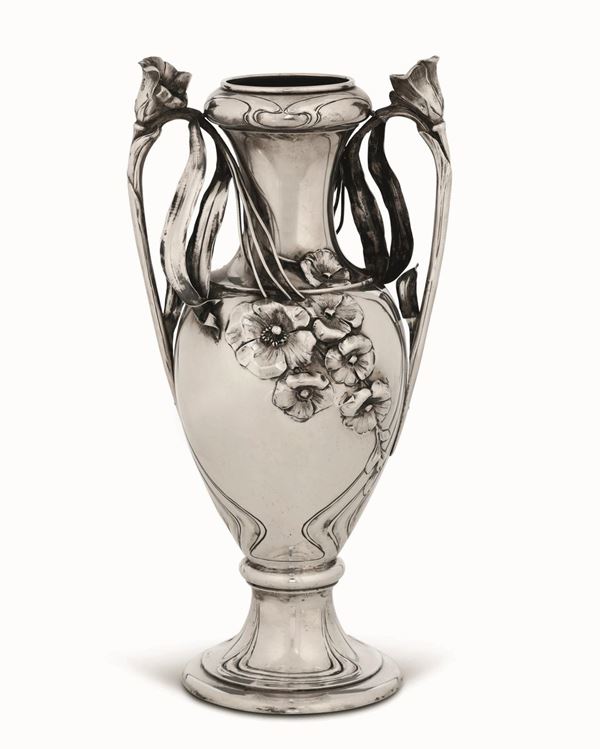 Vaso in argento fuso, sbalzato e cesellato. Germania XIX-XX secolo