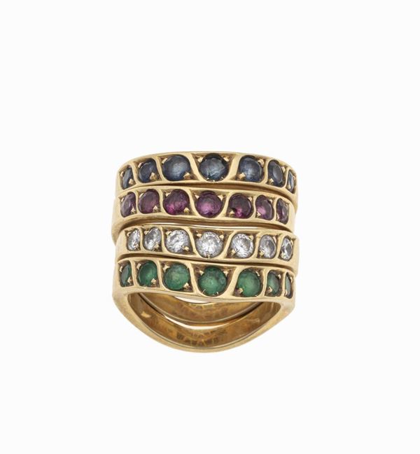 Quattro anelli con smeraldi, diamanti, rubini e zaffiri