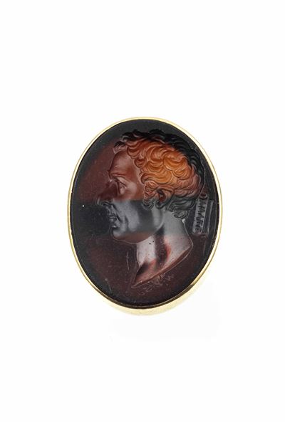 Anello con incisione in vetro, montatura in oro giallo 750/1000