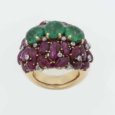 Cartier Paris. Anello con Smeraldi, Rubini Incisi e Diamanti