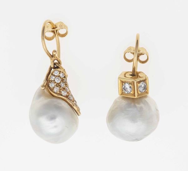 Due orecchini spaiati con perle e diamanti