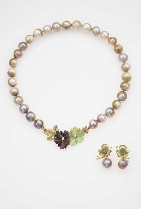 Demi-parure composta da girocollo ed orecchini con perle coltivate, giadeiti e diamanti