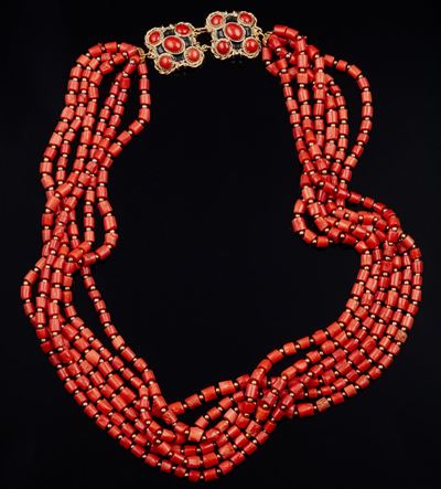 Collana a Più Fili con Corallo e Smalto Nero