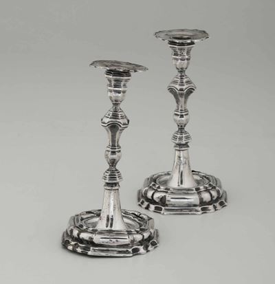Coppia di Candelieri in Argento Sbalzato e Cesellato. Manifattura Italiana della Seconda Metà del...