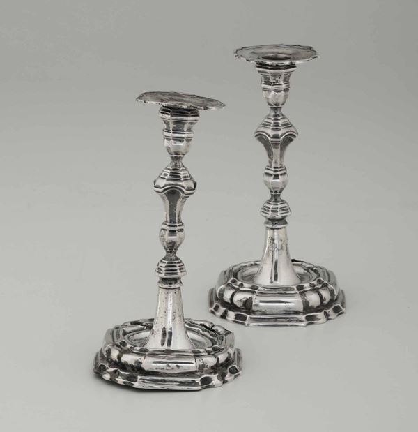 Coppia di candelieri in argento sbalzato e cesellato. Manifattura italiana della seconda metà del XVIII secolo. Apparentemente privi di punzonatura.