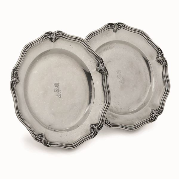 Coppia di piatti in argento fuso e cesellato. Manifattura artistica italiana della prima metà del XX secolo