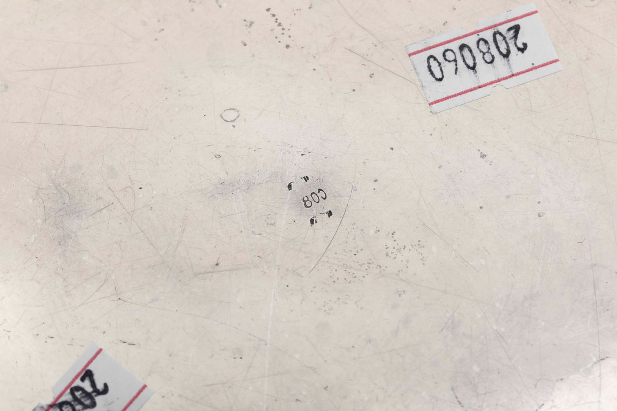 Coppia di Piatti in Argento Fuso e Cesellato. Manifattura Artistica Italiana della Prima Metà del...