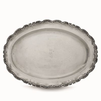 Piatto da Portata in Argento Fuso e Cesellato. Manifattura Artistica del XX Secolo