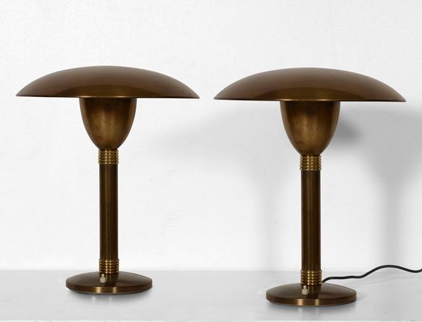 Lotto di due lampade da tavolo con struttura in metallo e ottone.