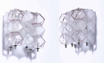 Coppia di Appliques con Struttura in Metallo Cromato e Diffusori in Vetro.
