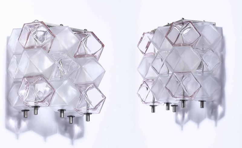 Coppia di appliques con struttura in metallo cromato e diffusori in vetro.  - Auction Design Lab - Cambi Casa d'Aste