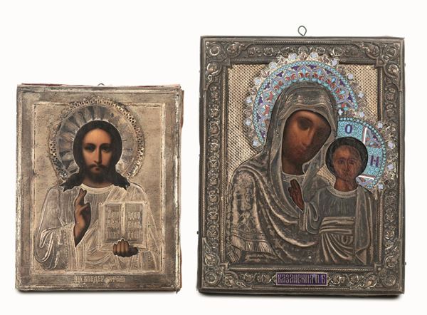Due icone raffiguranti Madonna di Kazan e Cristo Pantocrate. Riza in argento fuso, sbalzato e traforato. Russia primo quarto del XX secolo