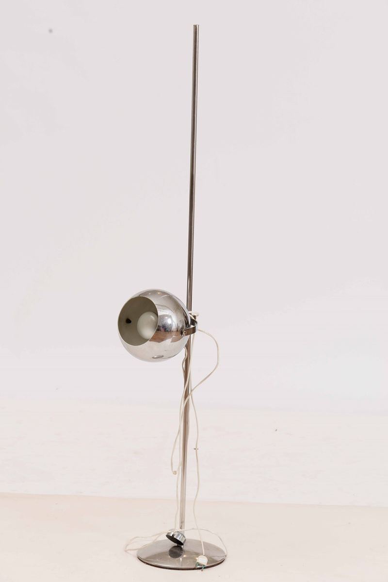 Lampada da terra in metallo cromato. cm 158  - Asta Arredi del XX secolo | Asta a Tempo - Cambi Casa d'Aste