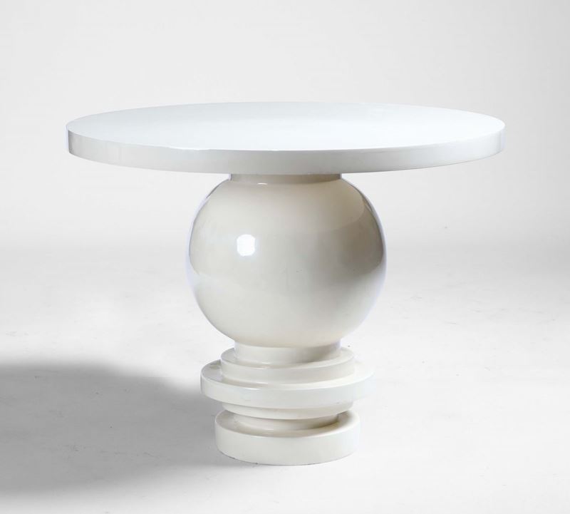Tavolo rotondo scultoreo in vetroresina laccata.  - Auction Design Lab - Cambi Casa d'Aste