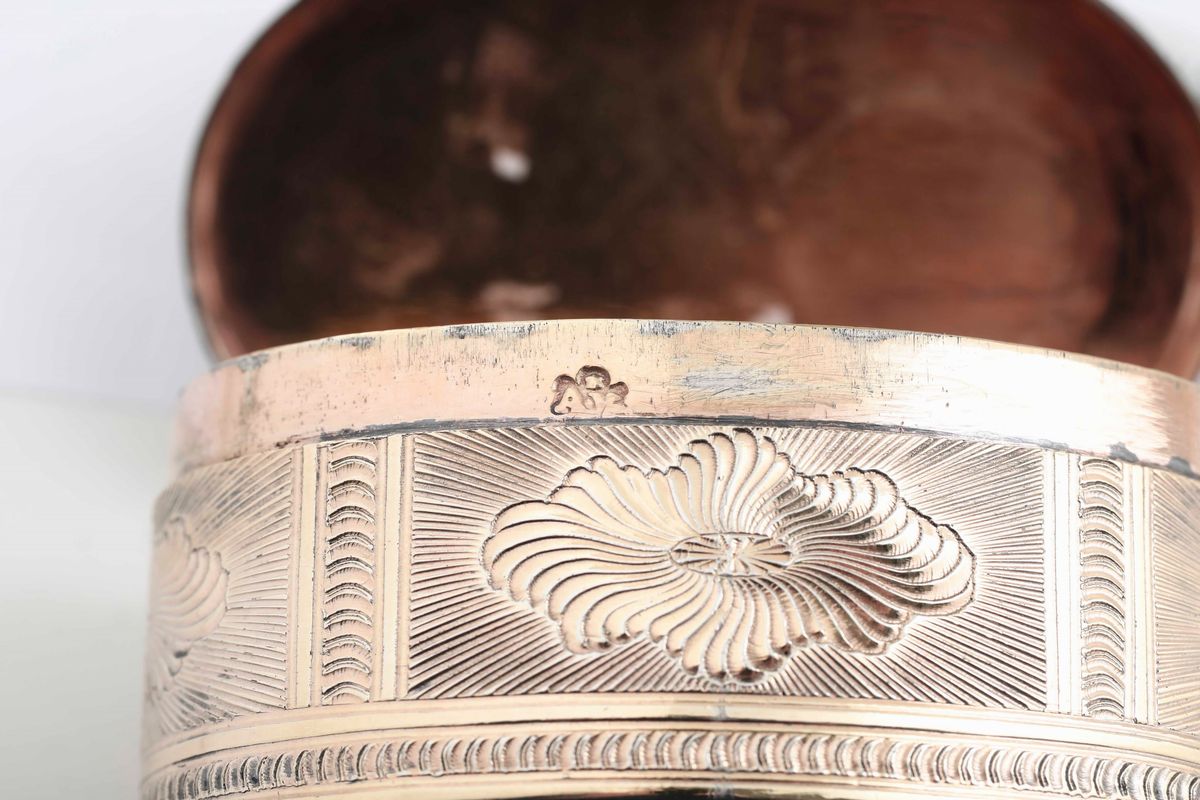 Tabacchiera Ovale in Argento Fuso, Sbalzato, Cesellato e Dorato Entro Custodia in Pelle Maison Bu...