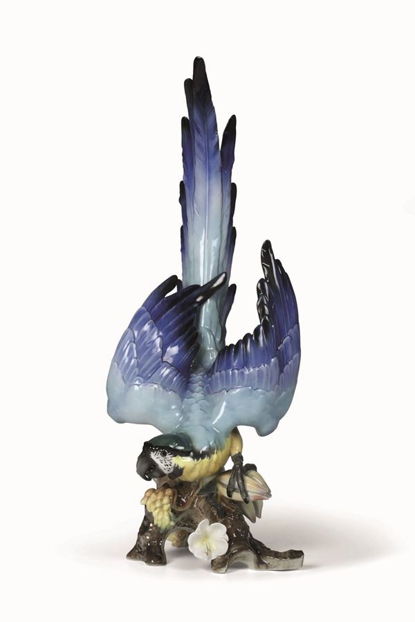 Grande scultura di pappagallo ara Germania, Selb (Baviera), Manifattura Hutschenreuther, seconda metà del XX secolo Modello di Hans Achtziger (1918-2003)