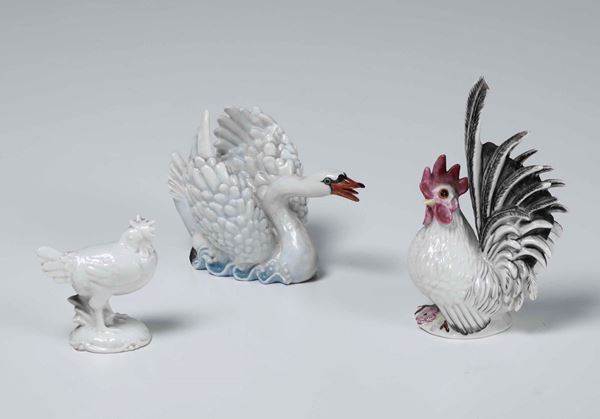 Tre figurine: un cigno e due galline Germania, Manifattura di Nymphenburg, seconda metà del XX secolo