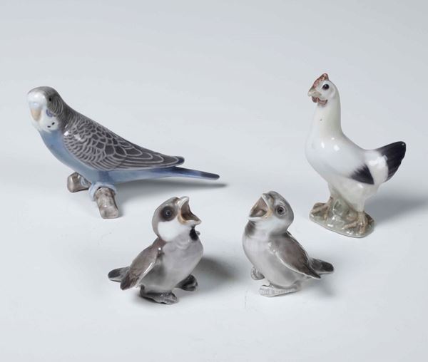 Quattro figurine in porcellana raffiguranti: cocorita, gallina, e due passeri Danimarca, Copenaghen, Manifattura Bing & Grondahl, XX secolo