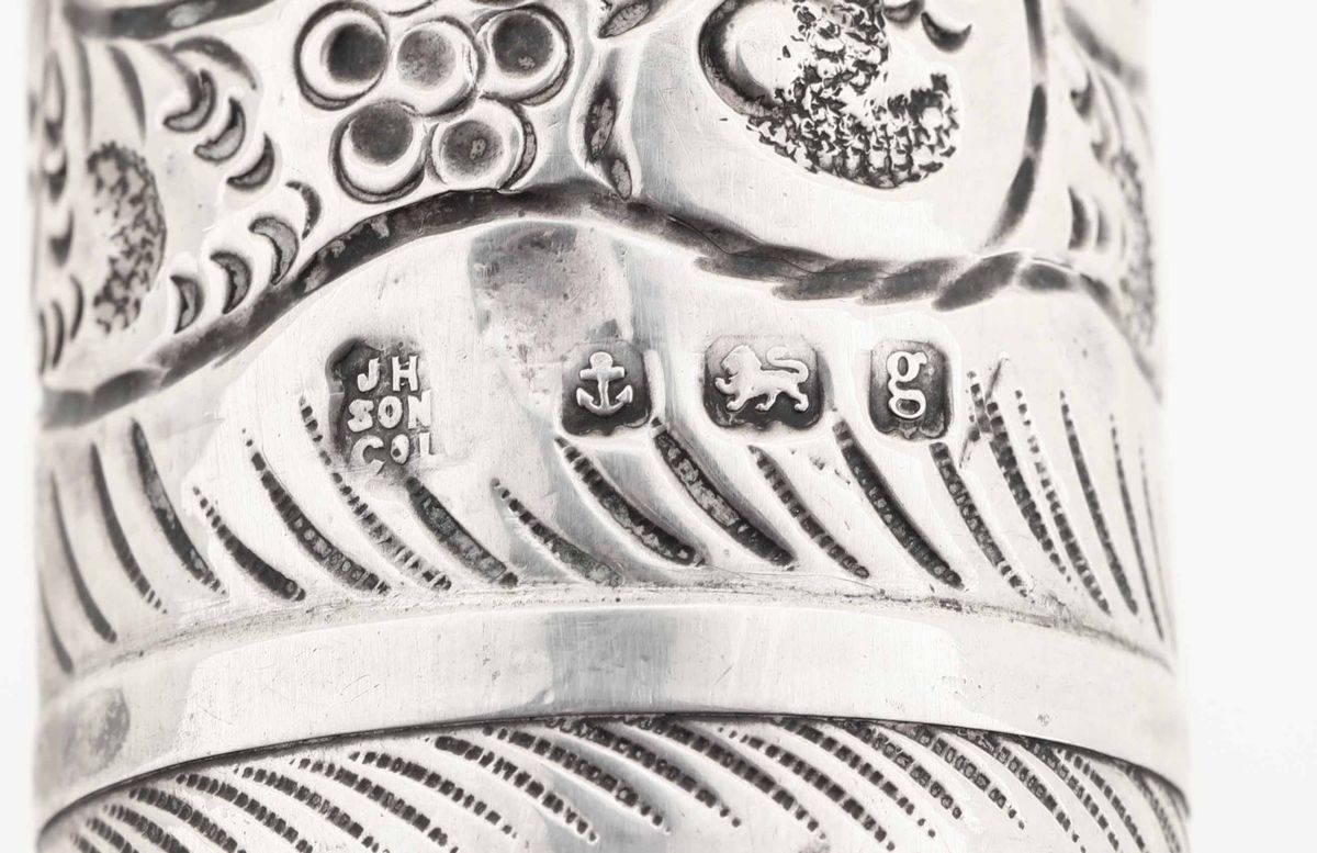 Lotto Composto di Cinque Pezzi in Argento Finemente Cesellato. Apparentemente Privi di Bolli. Man...